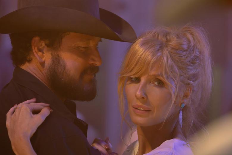 Rancho Dutton (Prime  Video, SkyShowtime)  

Esta serie de estilo neowestern, creada por Chad Feehan, es una secuela de la famosa serie Yellowstone. A lo largo de los episodios, vemos cómo Beth Dutton y Rip Wheeler apuestan todo por una nueva vida en Río Paloma, Texas. Un lugar lleno de esperanza y, al mismo tiempo, hostil, donde en cada esquina se esconde un ajuste de cuentas. El matrimonio enfrenta tiempos difíciles marcados por la incertidumbre y una competencia dura. Poco a poco, la promesa de construir un futuro juntos, lejos de los fantasmas de Yellowstone, parece convertirse en un oasis frente a la nueva realidad: la de un despiadado rival en el rancho que no se detendrá ante nada para proteger su imperio. Entre todo este caos, permanece una emotiva lucha por convertir al joven Carter en el hombre que debe ser.