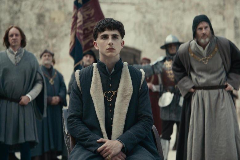 Esta película narra la historia de Hal, un rey caprichoso que no tienen ni el más mínimo interés en ejercer du derecho al trono de Inglaterra. Su desinterés es tal que ha abandonado las responsabilidades reales para poder vivir sin esa carga entre la plebe. Sin embargo, la tranquilidad de su vida se ve puesta patas arriba tras la muerte de su tiránico padre, que le obliga a retomar su vida y responsabilidades reales. Se convierte entonces en el rey Enrique V, por lo que tras su coronación le tocará aprender a lidiar con la vida palaciega y todo lo que ello conlleva: intrigas, traiciones, amistades… Entre el elenco de esta película encontramos nombres como: Timotheé Chamalet, Joel Edgerton, Sean Harris, Lily-Rose Depp etc.