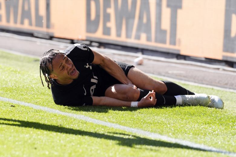 (Foto de ARCHIVO)
25 April 2026, United Kingdom, Wolverhampton: Tottenham Hotspur's Xavi Simons appears injured before being stretchered off during the English Premier League soccer match between Wolverhampton Wanderers and Tottenham Hotspurat the Molineux stadium. Photo: Nick Potts/PA Wire/dpa

25/4/2026 ONLY FOR USE IN SPAIN