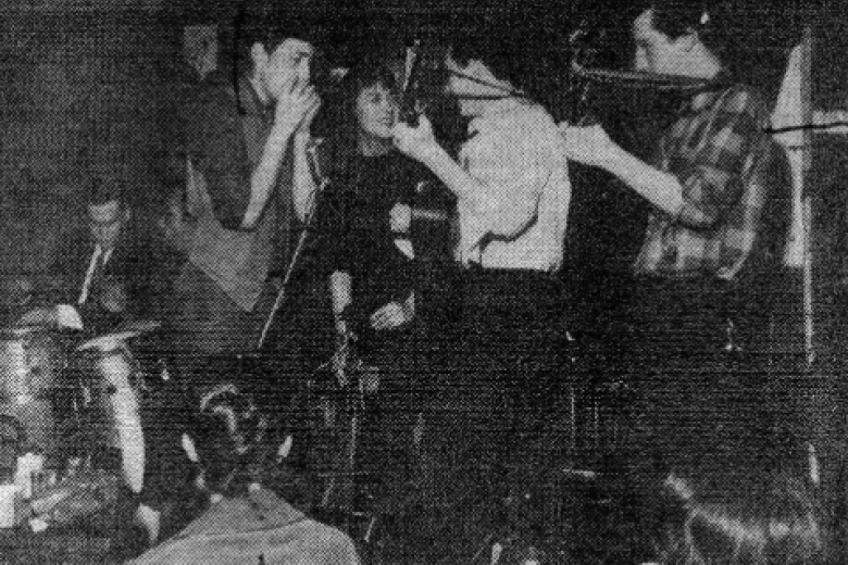 rimera vez que una foto de Bob Dylan apareció en un periódico. Fue en la portada del Village Voice, tomada en el Cafe Wha? junto con Karen Dalton y Fred Neil. Ninguno de ellos fue identificado en el pie de foto porque todavía no eran muy conocidos.
