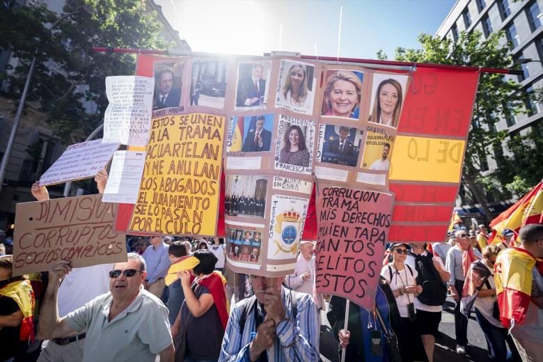 Bajo el lema "¡Sánchez, dimisión ya!" y portando multitud de banderas españolas y algunas con la Cruz de San Andrés, los asistentes han coreado diferentes consignas contra el Ejecutivo de coalición que comparten PSOE y Sumar, a los que consideran autores y cómplices de la corrupción que cerca al Ejecutivo, especialmente tras el estallido del caso Plus Ultra.