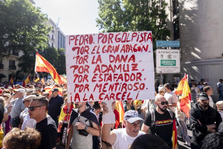 Dirigentes del PP, encabezados por su portavoz en el Senado, Alicia García, y de Vox, liderados por su presidente, Santiago Abascal, se han unido a la marcha para solicitar la salida de Sánchez por el "desastre" al que, a su juicio, está llevando a España.