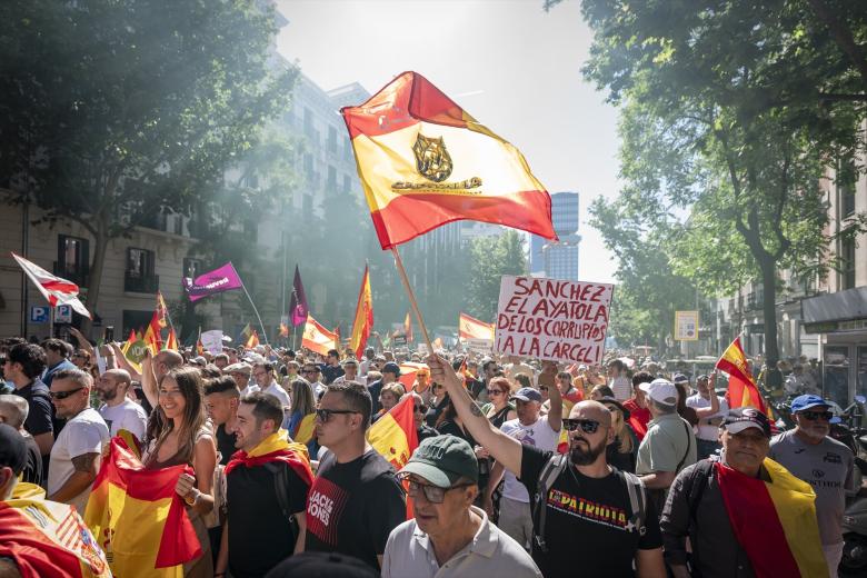 De su lado, Alicia García, que ha estado acompañada entre otros por el portavoz adjunto en el Congreso, Jaime de Olano, y el diputado por Navarra Sergio Sayas, ha subrayado que el partido ha acudido para apoyar a los españoles que está pidiendo en la calle la dimisión de Sánchez, que es, desde su punto vista, lo mismo han pedido en las urnas en Andalucía, Aragón, Castilla y León y Extremadura.