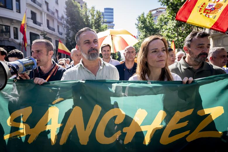 Vox ha marchado con su propia pancarta en la que podía leerse "Echar a Sánchez también es prioridad nacional", que sujetaban Abascal, el eurodiputado Jorge Buxadé y la portavoz en la Asamblea e Madrid y dirigente nacional Isabel Pérez Moñino, entre otros.