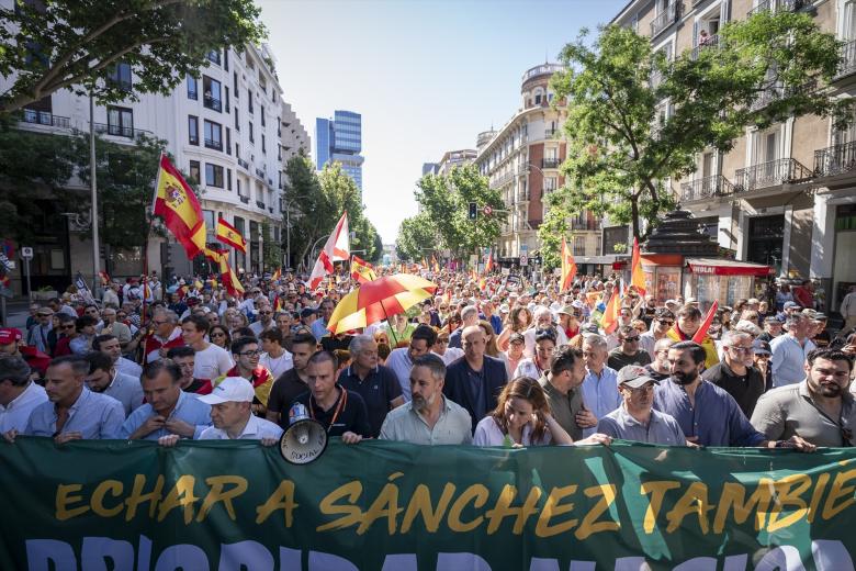 Esta marcha, tal como subrayan los convocantes, nace como una «respuesta cívica y contundente» ante «la degradación sistemática del Estado de Derecho, los continuos escándalos de corrupción estructural que salpican al entorno del Ejecutivo y los pactos con los sectores separatistas» contra los que claman.