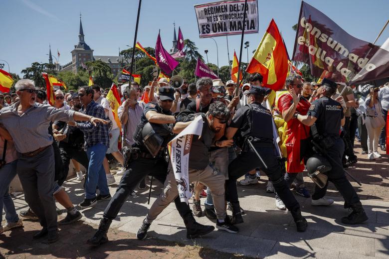 Agente de la Policía han tenido que cargar contra algunos manifestantes que intentaban llegar hasta el Palacio de la Moncloa.