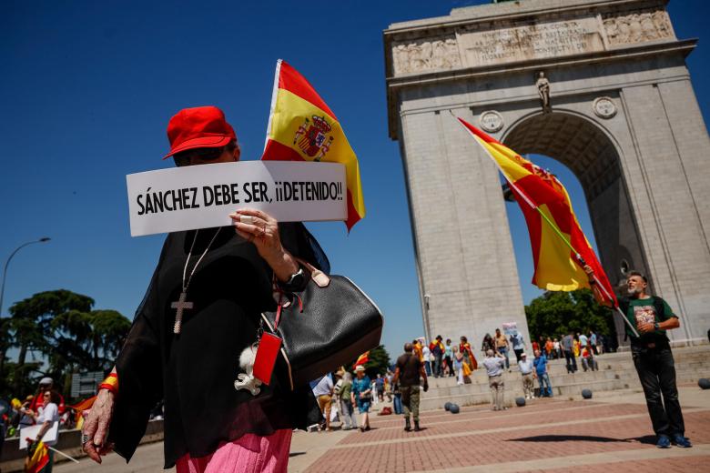 Vista de la manifestación a su paso por el Arco de la Victoria en Moncloa.