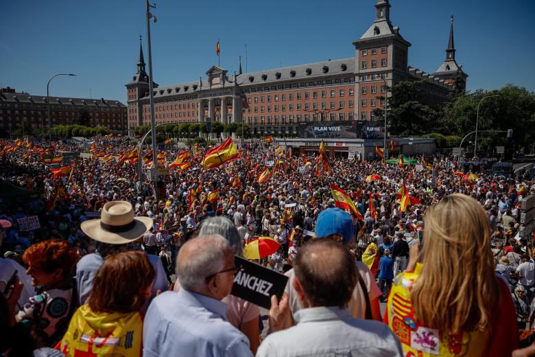 Panorámica de la manifestación a su llegada al Arco de la Victoria, parte final del recorrido.