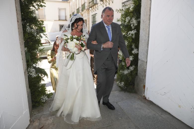 Marta García Obregón , la novia llega a la Iglesia del brazo de su padre Juancho García Obregón