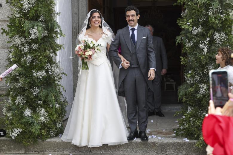 Los novios, felices a la salida de la iglesia