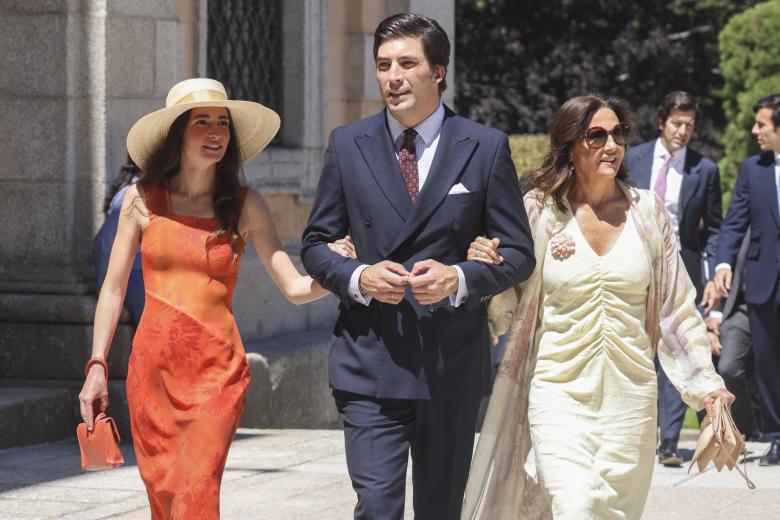 Reyes Vázquez de Castro y su hija Ana con su marido Rodrigo Foncuberta