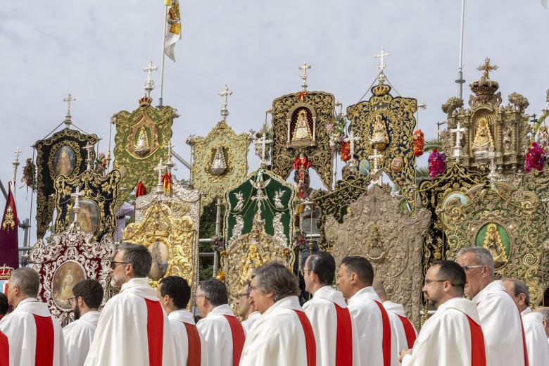 EL ROCÍO (HUELVA), 24/05/2026.- Misa pontifical de Pentecostés, este domingo, en la Aldea del Rocío. La aldea del Rocío ha entrado este domingo en su particular cuenta atrás para el que es el momento culmen de la Romería de Pentecostés, ese encuentro "cara a cara" con la Virgen del Rocío, que tendrá lugar durante la procesión de la próxima madrugada, y lo hace sumergida en una atmósfera de expectación y emociones. EFE/ Alberto Díaz