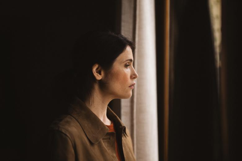 Un thriller de espionaje político que llegará a nuestras pantallas el próximo 28 de mayo y que cuenta con cinco episodios. Una de las agentes más importantes del MI6, Kate Henderson, emprende una carrera a contrarreloj cuando surgen sospechas de que un alto político británico podría ser un activo ruso preparado para alcanzar el poder. A lo largo de la investigación, Kate descubrirá que nadie es realmente quien dice ser, ni siquiera sus seres queridos, además de enfrentarse a un asesinato brutal que deja al descubierto su investigación. Para la joven, cada paso en falso podría convertirse en el último. Esta serie nace de la novela escrita por Tom Bradby y está dirigida por James Marsh, quien logra mantener al espectador en vilo.