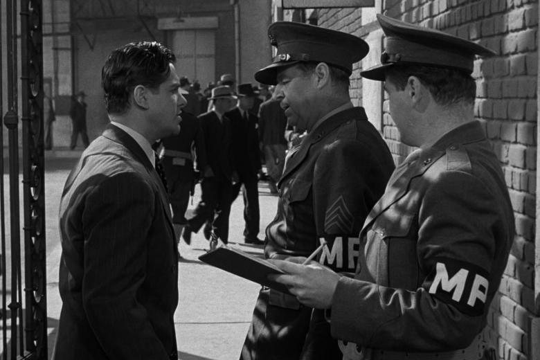 Esta película, también ambientada en el periodo de la Segunda Guerra Mundial, narra cómo el obrero de una fábrica aeronáutica de la ciudad de Los Ángeles presencia un sabotaje. Este atentado trae graves consecuencias, ya que su mejor amigo fallece en la explosión. Todo empeora cuando el protagonista es acusado del crimen y perseguido por la policía, lo que lo obliga a emprender un viaje por todo el país para tratar de limpiar su nombre. En su desesperada huida, no solo deberá esquivar a las autoridades, sino también desenmascarar a los verdaderos culpables antes de que sea demasiado tarde.