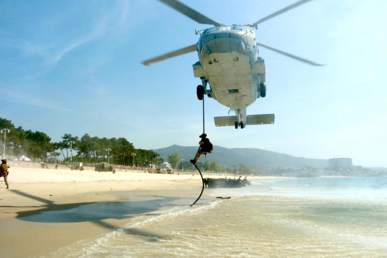 Ejercicio de "fast rope" en la playa de Samil