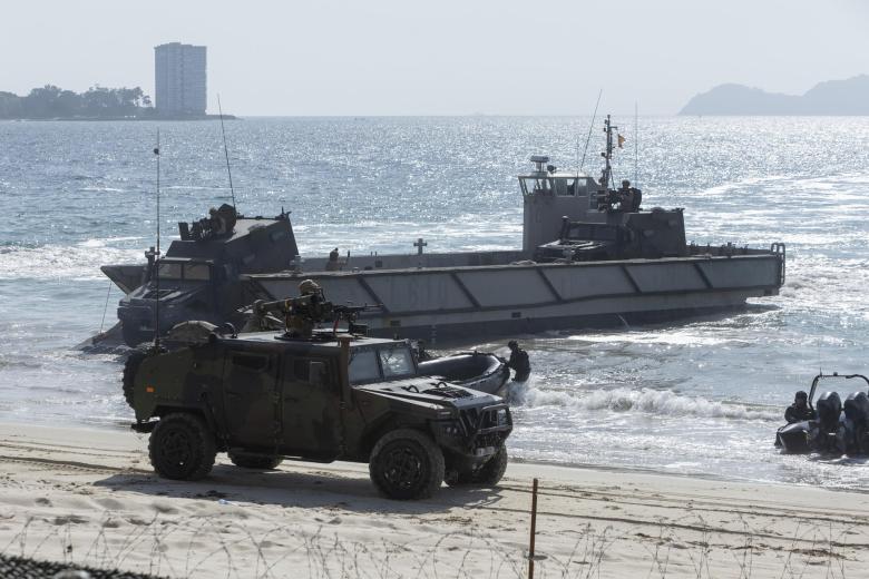 Avance de una sección motorizada compuesta por vehículos VAMTAC de infantería y zapadores, que cooperan en un asalto a una posición defensiva. La alta preparación y coordinación de sus efectivos es esencial para cumplir la misión.