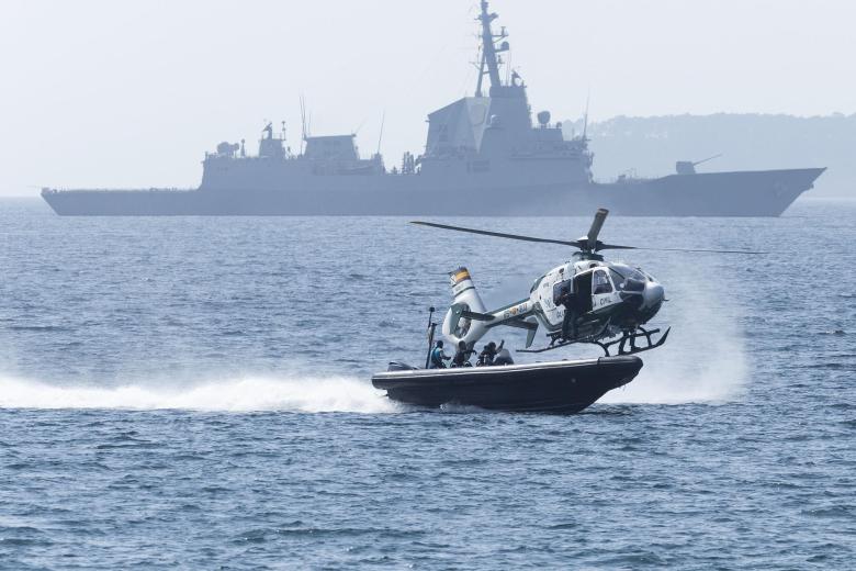 La Guardia Civil desarrolla una simulación de intervención conjunta en el ámbito marítimo frente a una amenaza terrorista, combinando medios del Servicio Marítimo, el Servicio Aéreo y la Unidad Especial de Intervención..