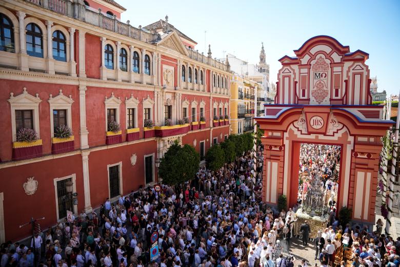 Imágenes de la Procesión del Corpus Christi organizada por el Cabildo Catedral, a 4 de junio de 2026 en Sevilla (Andalucía, España). Un año más, se ha cumplido la tradición de siglos atrás con la Solemne Procesión del Corpus Christi en Sevilla. A las 11 de la mañana ha salido a la calle la Custodia de Arfe que ha recorrido las calles del centro de Sevilla.

Joaquín Corchero / Europa Press
04/6/2026