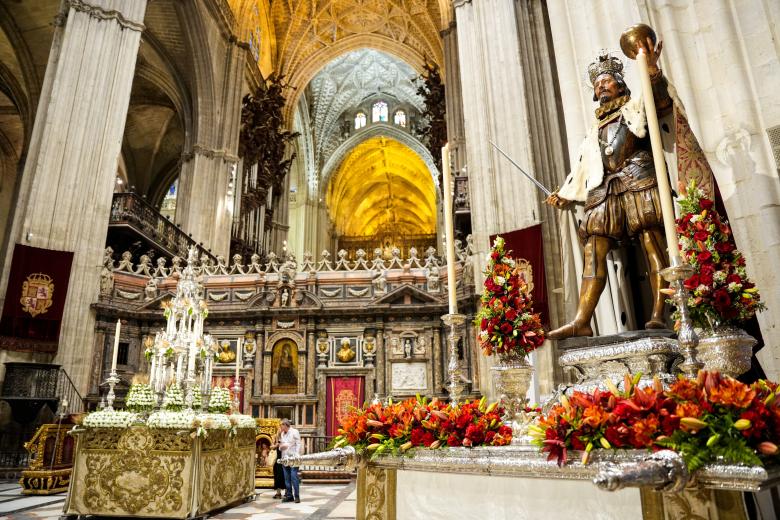 Imágenes de la Procesión del Corpus Christi organizada por el Cabildo Catedral, a 4 de junio de 2026 en Sevilla (Andalucía, España). Un año más, se ha cumplido la tradición de siglos atrás con la Solemne Procesión del Corpus Christi en Sevilla. A las 11 de la mañana ha salido a la calle la Custodia de Arfe que ha recorrido las calles del centro de Sevilla.

Joaquín Corchero / Europa Press
04/6/2026