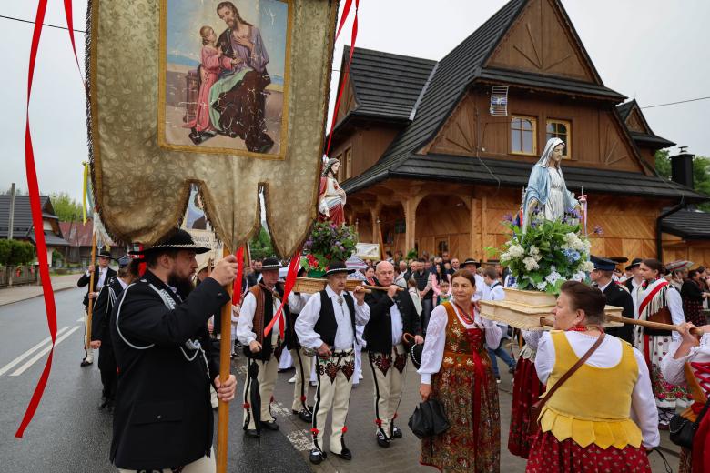 Seehausen (Germany), 04/06/2026.- Participants wearing traditional attire walk on an island after crossing the lake by boats during the annual Corpus Christi procession on Lake Staffelsee near Seehausen, Germany, 04 June 2026. Since 1935 the religious feast is celebrated with one of Germany's few lake processions by the local St. Michael's parrish. (Alemania) EFE/EPA/ANNA SZILAGYI