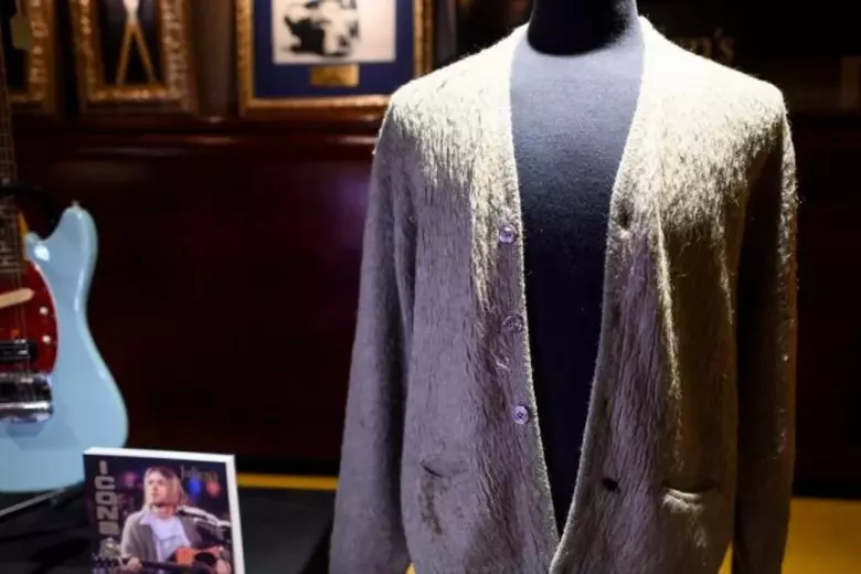334.000 dólares.Por qué es llamativo: Es una rebeca verde oliva de la marca Manhattan que Cobain vistió en el legendario concierto MTV Unplugged de 1993. Lo sorprendente es que se subastó en Julien's Auctions sin haberse lavado nunca. Conserva manchas de grasa, decoloración por el uso y un agujero de quemadura de cigarrillo.