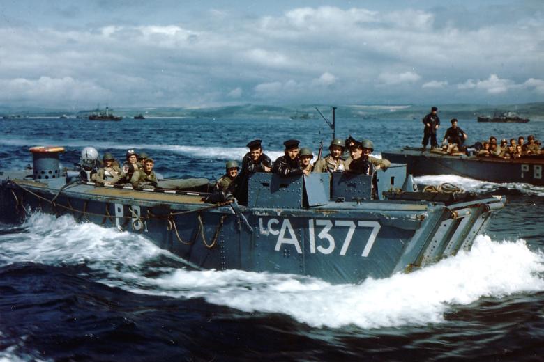 Lancha de desembarco LCA-1377 de la Armada Británica que transporta tropas estadounidenses a un barco en un puerto británico durante los preparativos para la invasión de Normandía, entre mayo y junio de 1944.