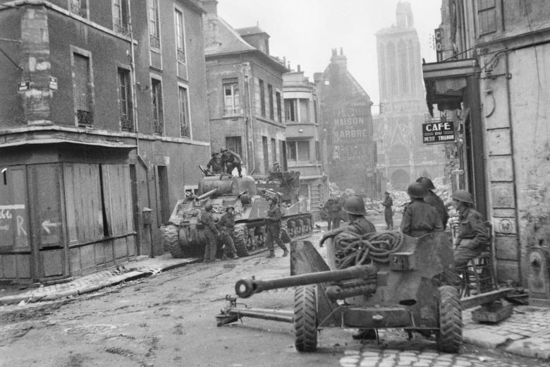 Tanques M4 Sherman -al fondo- y un cañón antitanque -frente- en Caen, el 10 de julio de 1944.