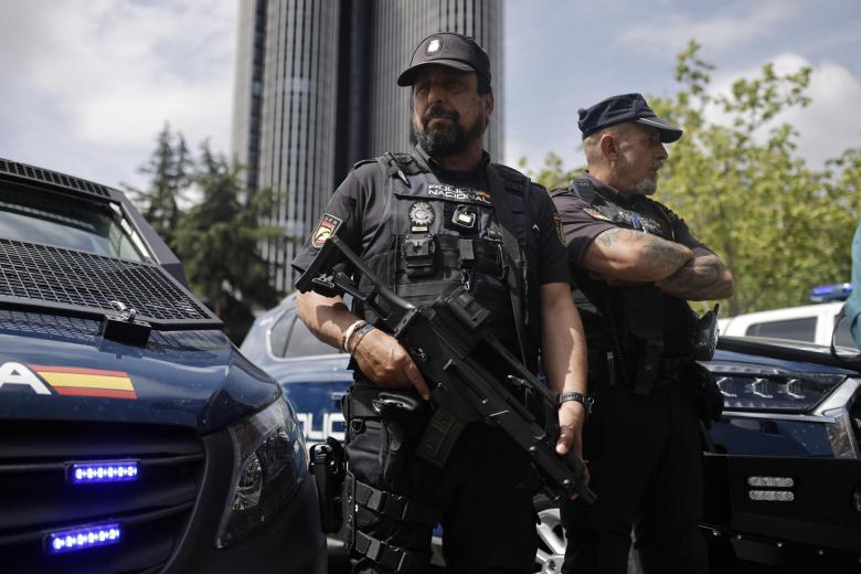 Miembros de la Policía Nacional que formarán parte del dispositivo de seguridad con motivo de la visita del Papa León XIV durante la rueda de prensa celebrada en la plaza de Lima en Madrid este viernes durante la presentación de dicho dispositivo