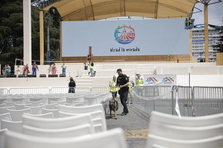 Miembros de la Policía Nacional que formarán parte del dispositivo de seguridad con motivo de la visita del Papa León XIV vigilan los asientos habilitados para la visita tras la rueda de prensa celebrada en la plaza de Lima en Madrid este viernes durante la presentación de dicho dispositivo