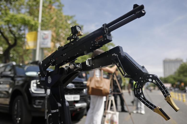 Vista de un arma de la Policía Nacional que formarán parte del dispositivo de seguridad con motivo de la visita del Papa León XIV durante la rueda de prensa celebrada en la plaza de Lima en Madrid este viernes durante la presentación de dicho dispositivo