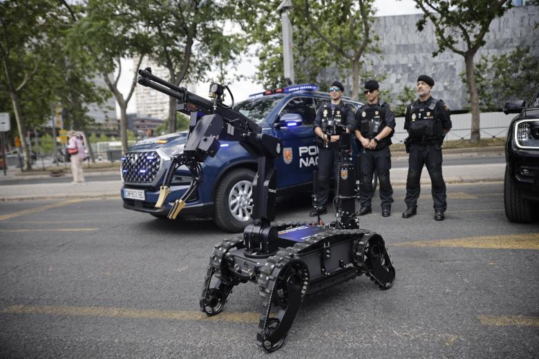 Miembros de la Policía Nacional que formarán parte del dispositivo de seguridad con motivo de la visita del Papa León XIV durante la rueda de prensa celebrada en la plaza de Lima en Madrid este viernes durante la presentación de dicho dispositivo