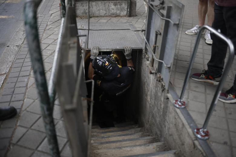 Miembros de la Policía Nacional que formarán parte del dispositivo de seguridad con motivo de la visita del Papa León XIV revisan las alcantarillas tras una la rueda de prensa celebrada en la plaza de Lima en Madrid este viernes durante la presentación de dicho dispositivo