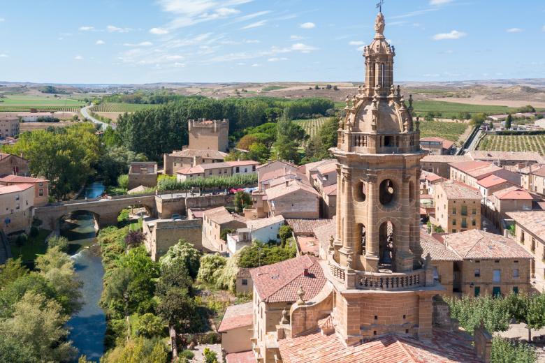 Ezcaray no es tan frío durante el día como los pueblos más altos de la lista, pero sus noches son una bendición en pleno verano. En julio y agosto las máximas se sitúan en torno a los 26 grados, con mínimas cercanas a los 11. A eso suma arquitectura serrana, buena gastronomía y rutas hacia la sierra de la Demanda.