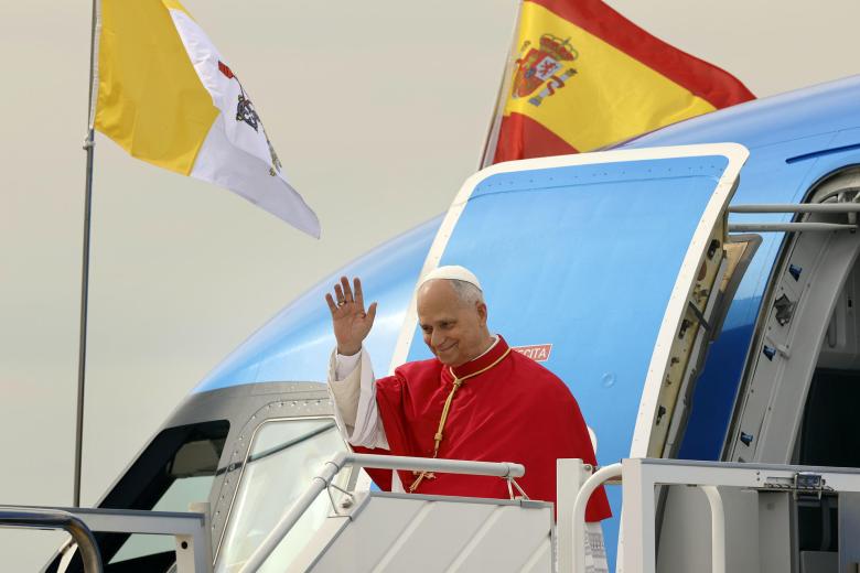 El papa León XIV saluda a su llegada al aeropuerto de Adolfo Suárez Madrid-Barajas