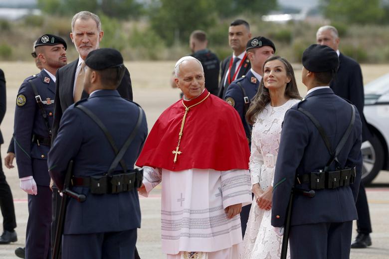 Los reyes Felipe y Letizia reciben al papa León XIV a su llegada al aeropuerto de  Madrid-Barajas, este sábado