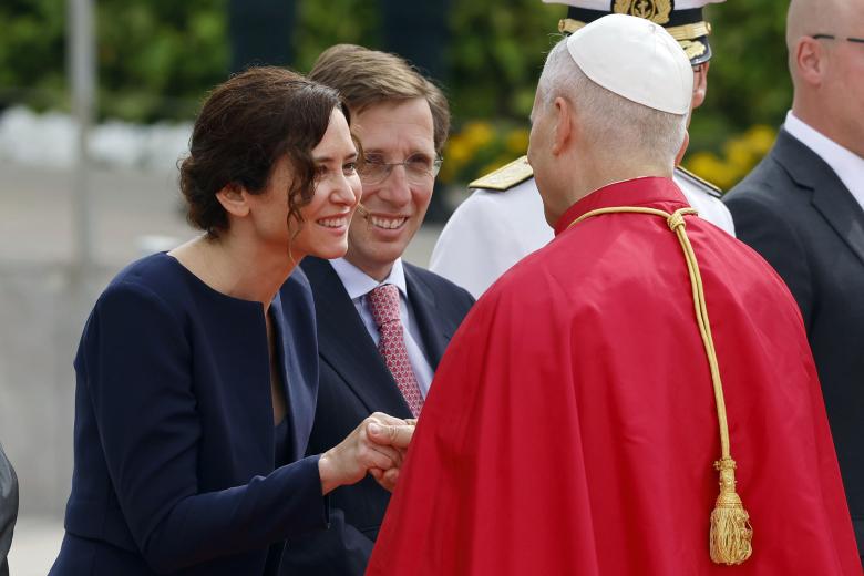 Ayuso y Almeida saludan a León XIV