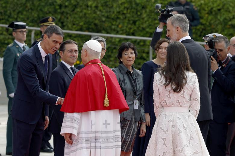 El papa León XIV es recibido por el presidente del Gobierno, Pedro Sánchez