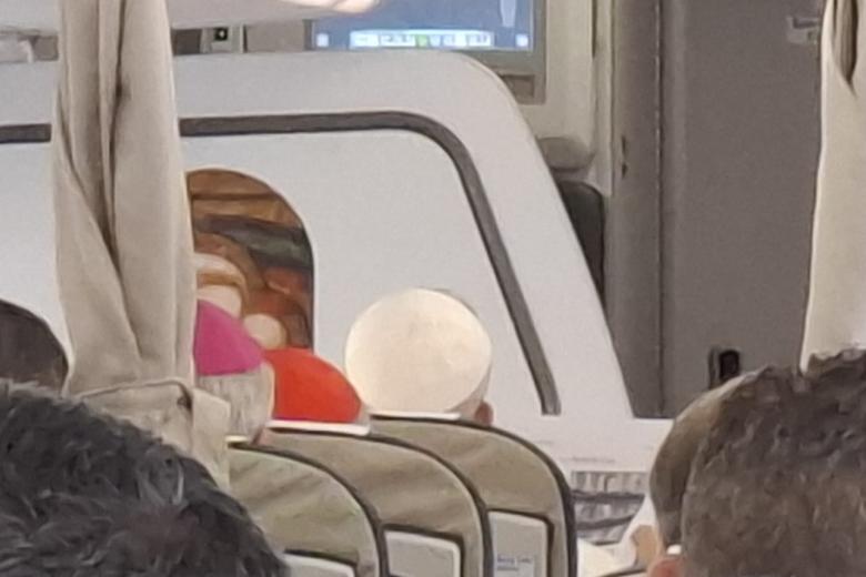 Fotografía del Papa León XIV tomada por El Debate desde dentro del avión