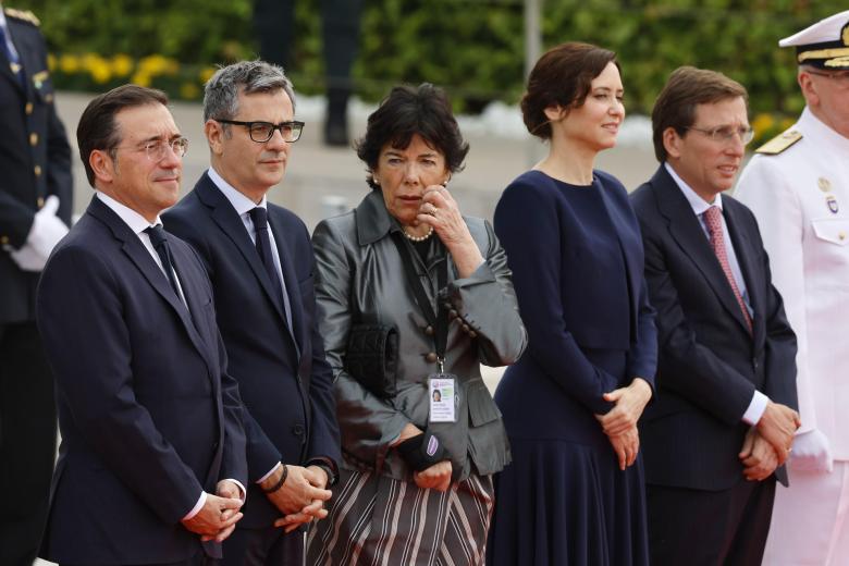 El ministro de Asuntos Exteriores, José Manuel Albares (i), el ministro de la Presidencia, Justicia y Relaciones con las Cortes, Félix Bolaños (2i), la embajadora de España ante la Santa Sede, Isabel Celaá (c), la presidenta de la Comunidad de Madrid, Isabel Díaz Ayuso (2d) y el alcalde de Madrid, José Luis Martínez-Almeida (d)