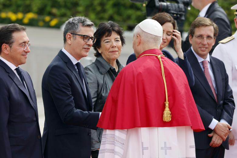 El ministro de la Presidencia, Justicia y Relaciones con las Cortes, Félix Bolaños (2i) saluda al papa León XIV