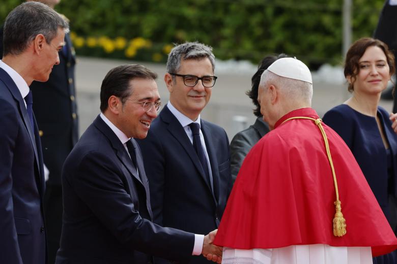 El ministro de Asuntos Exteriores, Unión Europea y Cooperación, José Manuel Albares (2i), saluda al papa León XIV