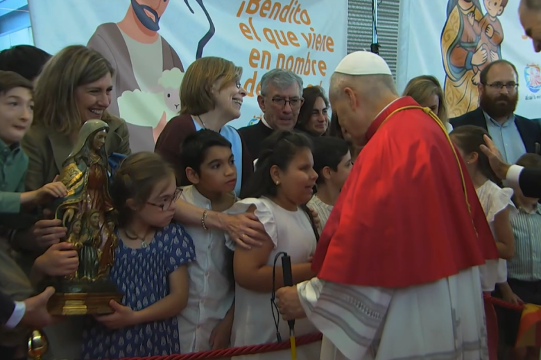 León XIV saluda los niños de la Diócesis de Madrid