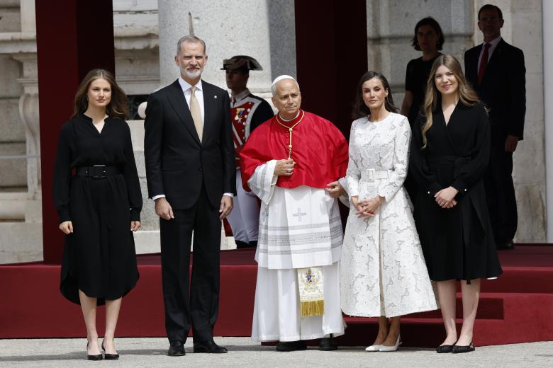 León XIV posa con la Familia Real