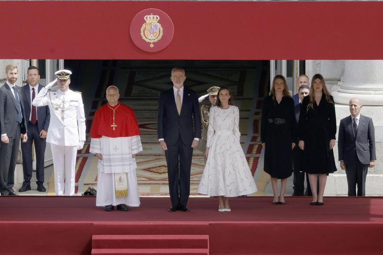 El papa León XIV junto al rey Felipe IV, la reina Letizia, la princesa Leonor y la infanta Sofía, en la Plaza de la Armería del Palacio Real, donde ha tenido lugar la ceremonia de bienvenida