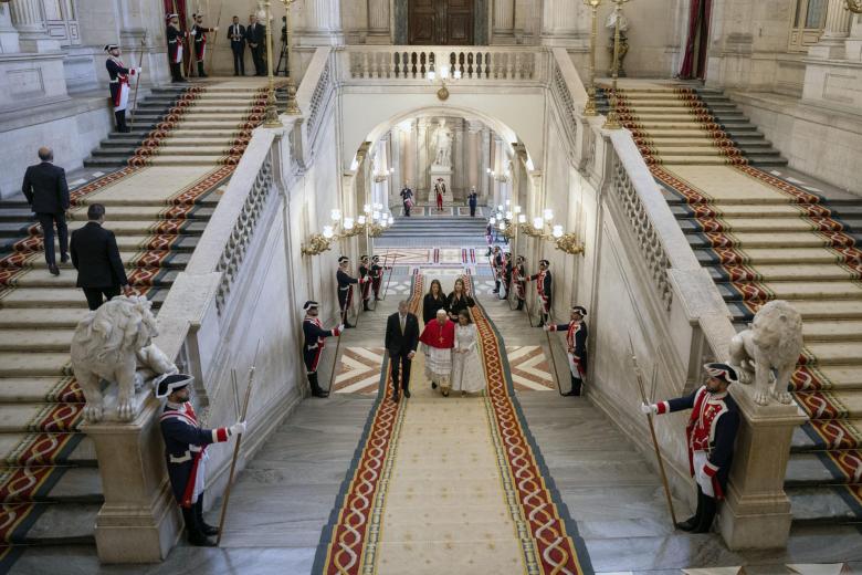 El papa León XIV, junto a los reyes Felipe VI y Letizia, la princesa Leonor y la infanta Sofía, a su entrada en el Palacio Real.