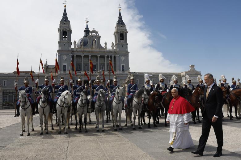 El papa León XIV junto al rey Felipe VI en la Plaza de la Armería del Palacio Real, donde tiene lugar la ceremonia de bienvenida al Sumo Pontífice que inicia este sábado en la capital un viaje de seis días a España.