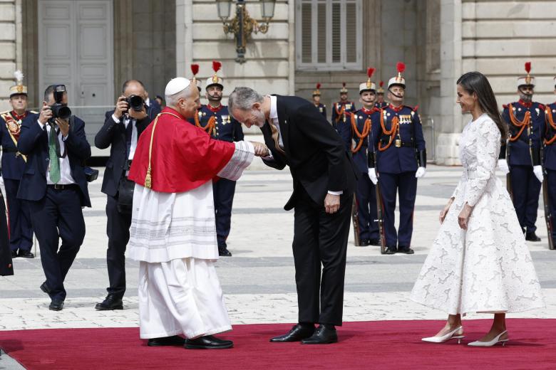 Los reyes Felipe VI y Letizia reciben al papa León XIV en la Plaza de la Armería del Palacio Real