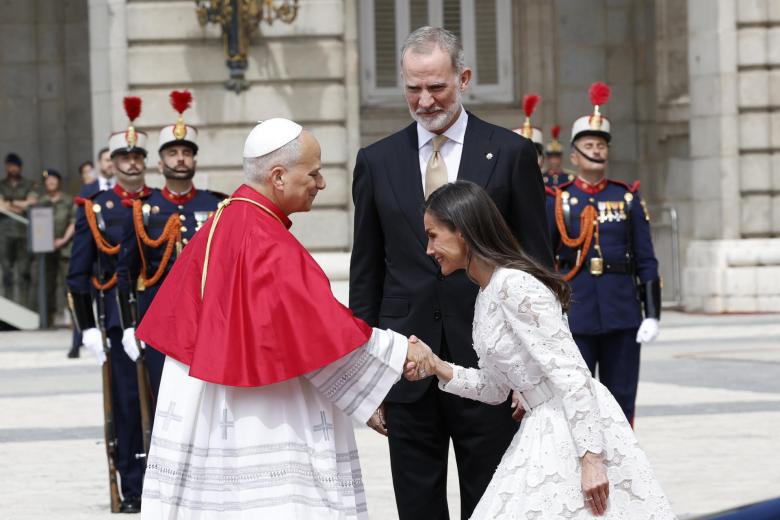 La reina Letizia, junto al rey Felipe VI, saluda al papa León XIV en la Plaza de la Armería del Palacio Real,