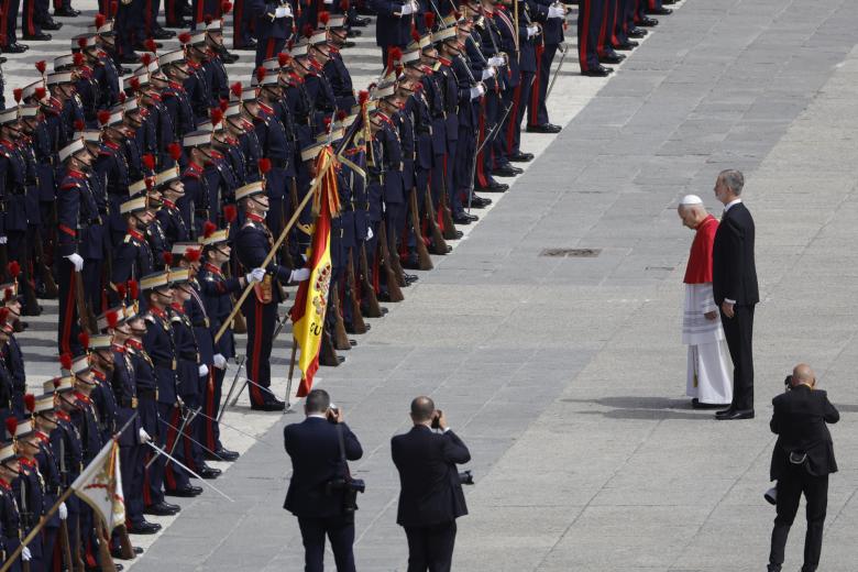 El papa León XIV junto al rey Felipe VI en la Plaza de la Armería del Palacio Real