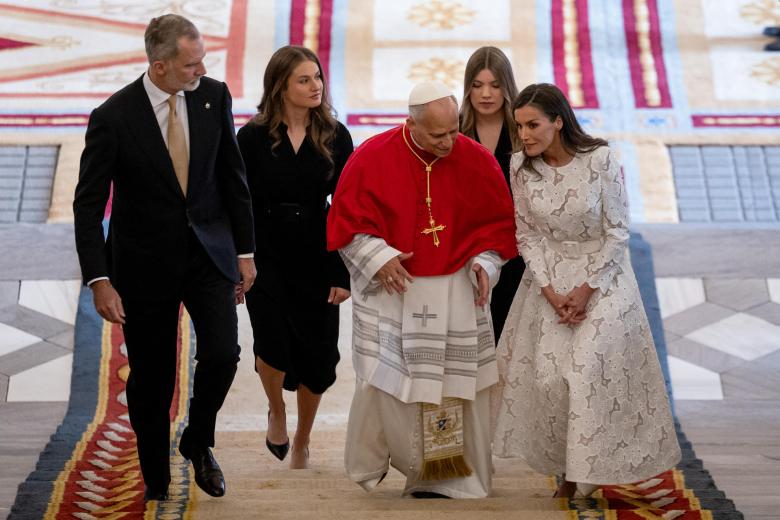 El papa León XIV acompañado de los reyes Felipe y Letizia, la princesa Leonor y la infanta Sofía ascienden por la Escalera de Embajadores del Palacio Real,